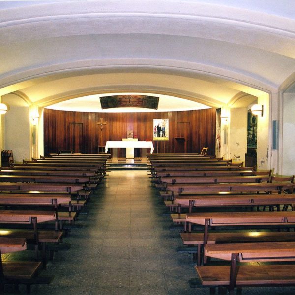 Terrassa.- Església de la Sagrada Família beneïda l’any 1951 – Cripta sota la nau principal amb capelles laterals i baldaquí pintats per Llucià Navarro l’any 1965 (6/2008)