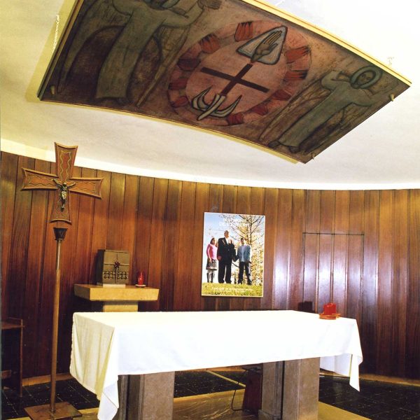 Terrassa.- Església de la Sagrada Família beneïda l’any 1951 – Presbiteri amb un baldaquí pintat per Llucià Navarro l’any 1965 (6/2008)