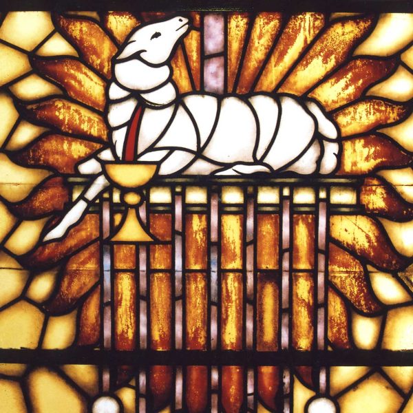 Terrassa.- Església de la Sagrada Família beneïda l’any 1951 – Vitrall de la cripta simbolitzant l’Agnus Dei (8/2008)