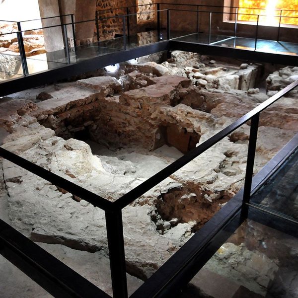 Terrassa.- Antiga rectoria on s’ubica la Seu d’Egara. En el subsòl s’ha descobert les restes del baptisteri de l’antiga seu episcopal (10/2012)
