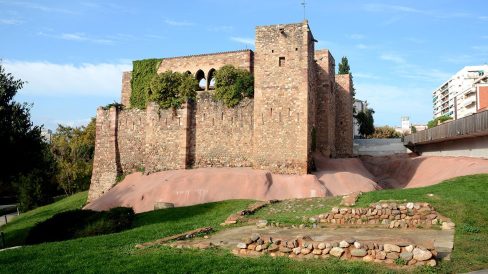 Terrassa.- Castell-Cartoixa de Vallparadís, S. XII/XIV de planta rectangular amb quatre torres als angles i tres bestorres. En el S. XIV es va convertir en cartoixa (10/2018)