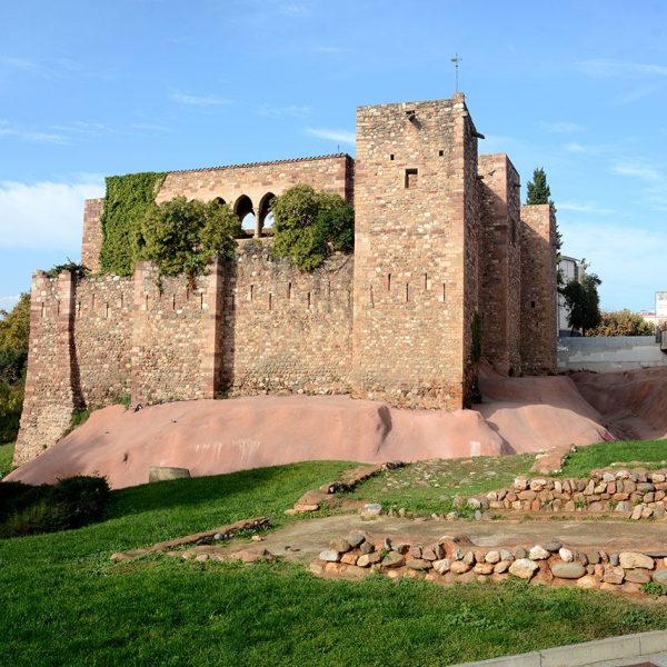 Terrassa.- Castell-Cartoixa de Vallparadís, S. XII/XIV de planta rectangular amb quatre torres als angles i tres bestorres. En el S. XIV es va convertir en cartoixa (10/2018)