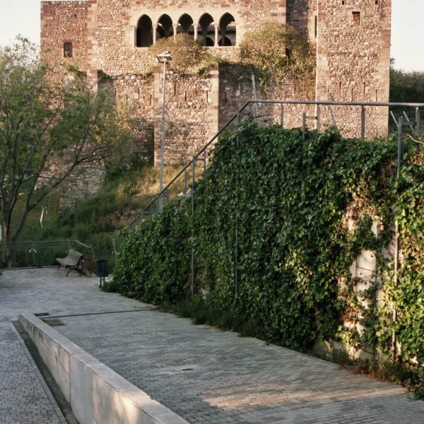Terrassa.- Castell-Cartoixa de Vallparadís, S. XII/XIV de planta rectangular. Les cinc arcades de la planta superior corresponents al claustre dels cartoixans (6/2006)