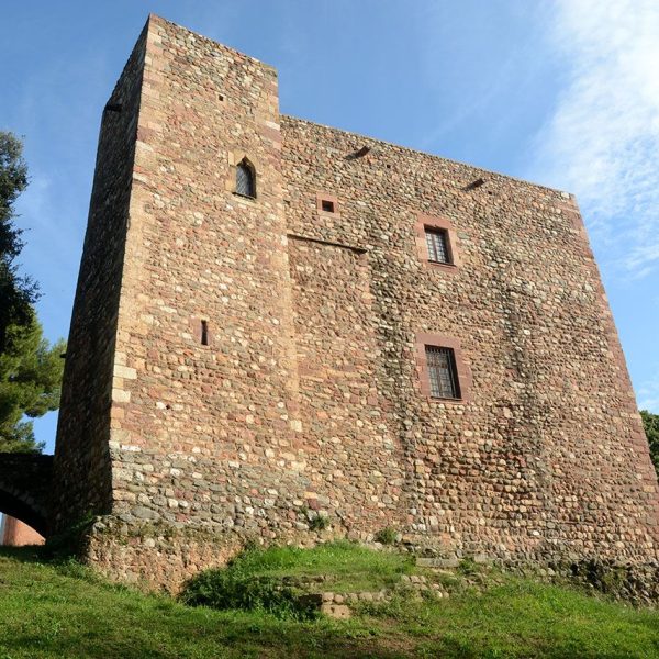 Terrassa.- Castell-Cartoixa de Vallparadís, S. XII/XIV de planta rectangular amb quatre torres als angles i tres bestorres. En el S. XIV es va convertir en cartoixa (10/2018)