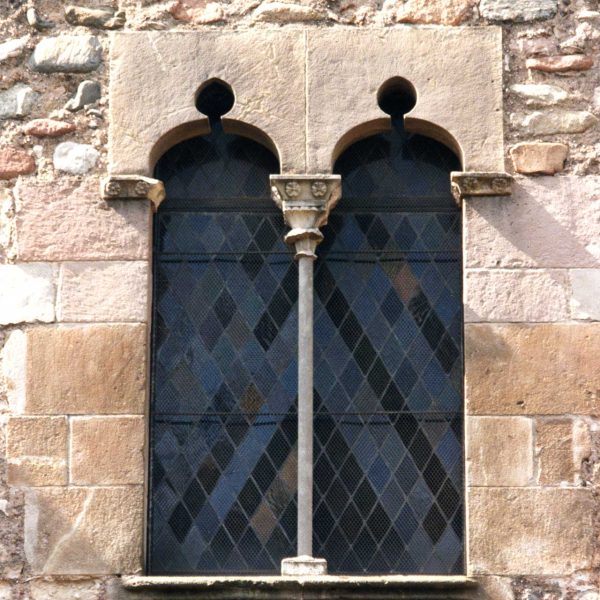 Terrassa.- Castell-Cartoixa de Vallparadís, S. XII/XIV de planta rectangular – Finestra biforada dividida amb una columneta amb capitell situada sobre la porta (7/1997)