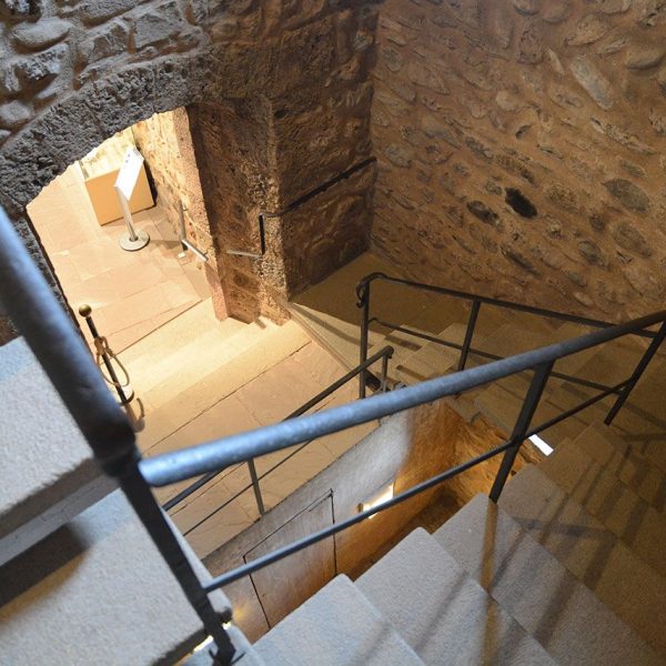 Terrassa.- Castell-Cartoixa de Vallparadís, S. XII/XIV de planta rectangular – Escala d’accés al claustre superior (9/2018)