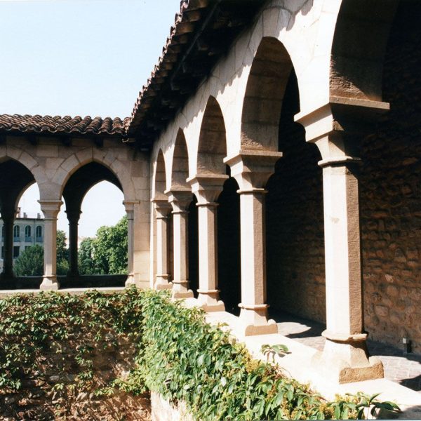 Terrassa.- Castell-Cartoixa de Vallparadís, S. XII/XIV – Claustre del S. XIV fruit de les reformes de l’adaptació del castell a cartoixa (6/1997)