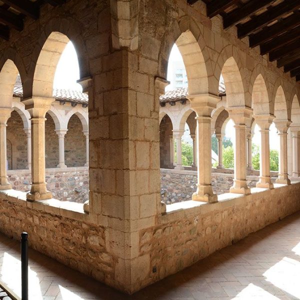 Terrassa.- Castell-Cartoixa de Vallparadís, S. XII/XIV – Claustre del S. XIV fruit de les reformes de l’adaptació del castell a cartoixa (9/2018)