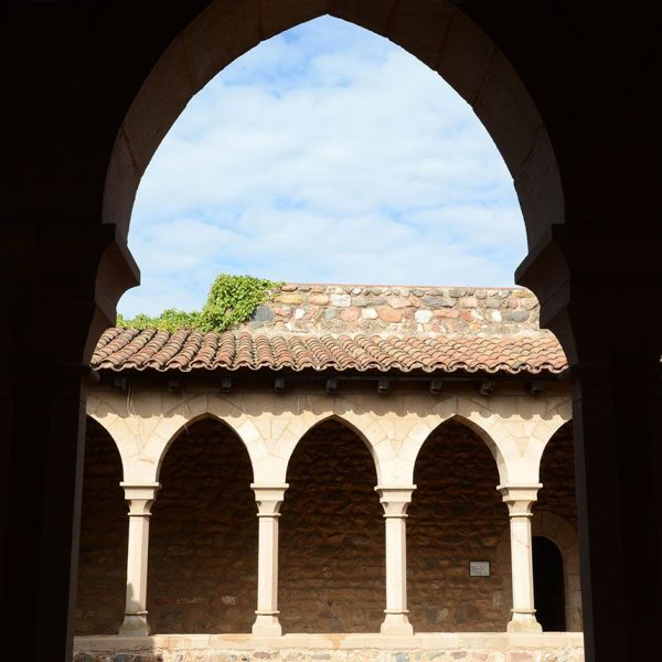 Terrassa.- Castell-Cartoixa de Vallparadís, S. XII/XIV – Claustre del S. XIV fruit de les reformes de l’adaptació del castell a cartoixa (9/2018)