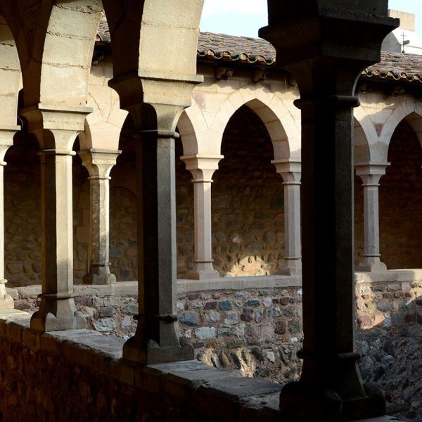 Terrassa.- Castell-Cartoixa de Vallparadís, S. XII/XIV – Claustre del S. XIV fruit de les reformes de l’adaptació del castell a cartoixa (10/2018)