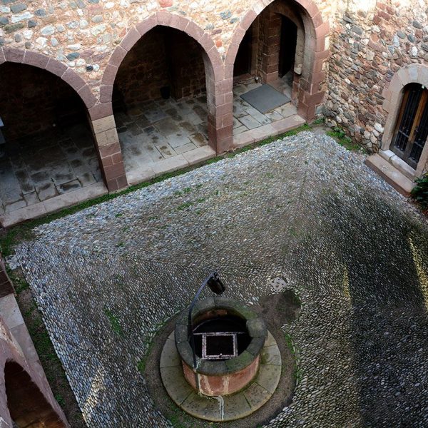 Terrassa.- Castell-Cartoixa de Vallparadís, S. XII/XIV – Claustre del S. XV amb el pou vist des de la galeria del primer pis (10/2018)