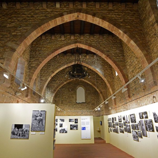 Terrassa.- Castell-Cartoixa de Vallparadís, S. XII/XIV – Església conventual dels cartoixans del S. XIV de coberta plana suportada per quatre arcs diafragmàtics (10/2018)