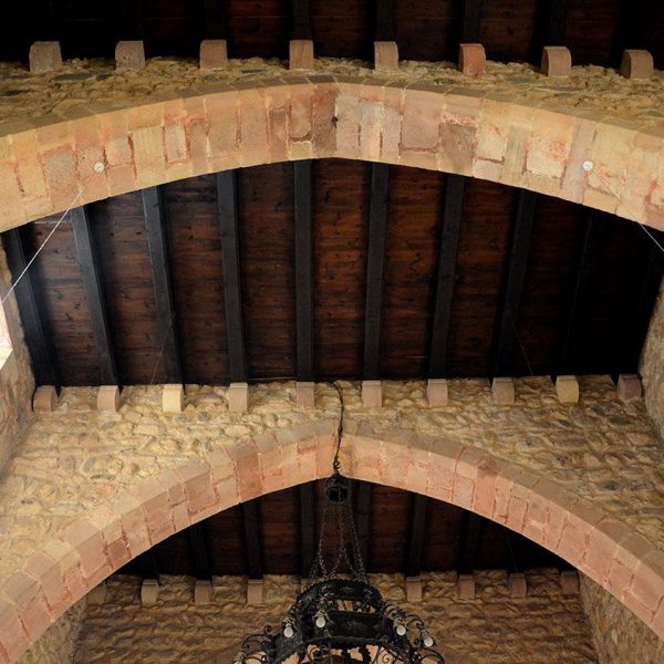 Terrassa.- Castell-Cartoixa de Vallparadís, S. XII/XIV – Església conventual dels cartoixans del S. XIV de coberta plana suportada per quatre arcs diafragmàtics (10/2018)