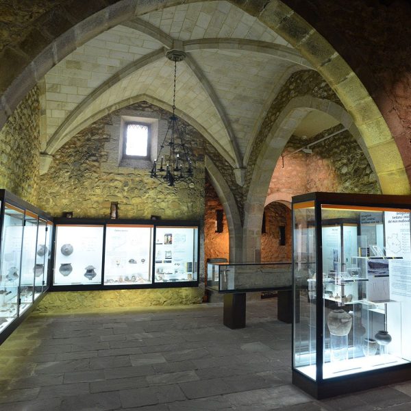 Terrassa.- Castell-Cartoixa de Vallparadís, S. XII/XIV – Sala del museu situada a la Sala Capitular que explica la evolució de l’home des de prehistòria (9/2018)