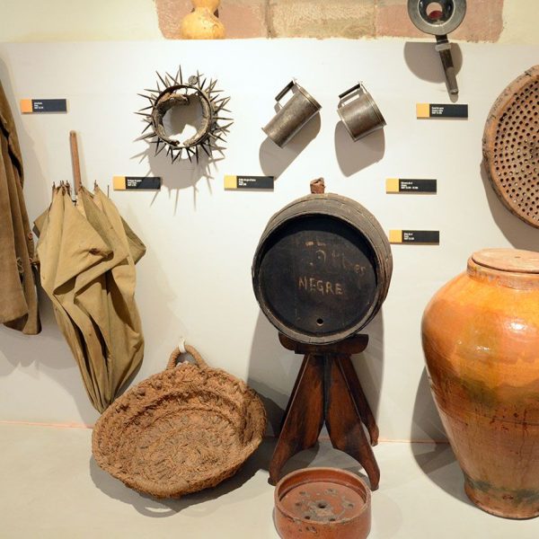 Terrassa.- Castell-Cartoixa de Vallparadís, S. XII/XIV – Museu en hi veiem varis estris del mon rural com un collar de gos; mesures de vi, un fanal de carro, etc. (9/2018)