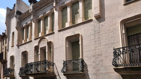 Terrassa.- Casa Alegre de Sagrera d’estil neoclàssic/modernista de l’any 1910 obra de l’arquitecte Mercior Viñals però originària de principis del S XIX (5/2013)