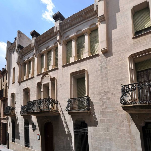 Terrassa.- Casa Alegre de Sagrera d’estil neoclàssic/modernista de l’any 1910 obra de l’arquitecte Mercior Viñals però originària de principis del S XIX (5/2013)