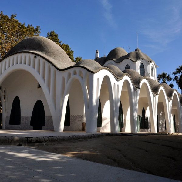 Terrassa.- Masia Freixa d’estil modernista construïda l’any 1896 com fàbrica i reformada en els anys 1907-14 per Lluís Moncunill com habitatge particular (11/2012)
