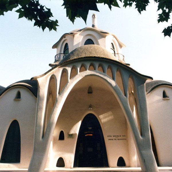 Terrassa.- Masia Freixa d’estil modernista dels anys 1907-14 de l’arquitecte Lluís Moncunill. Hi destaca la teulada, les obertures dels porxos i la torre-mirador (5/1997)