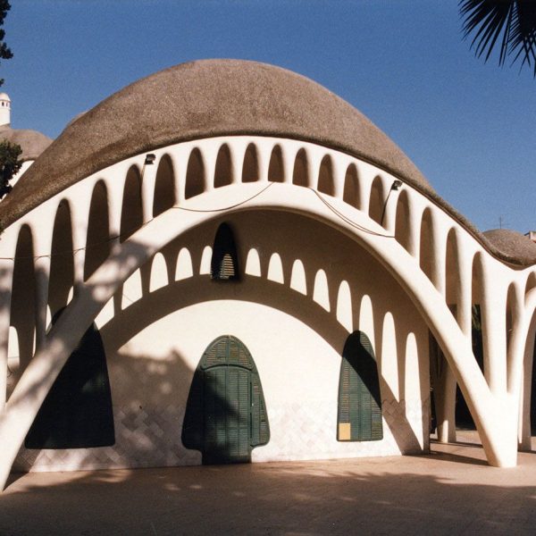 Terrassa.- Masia Freixa d’estil modernista dels anys 1907-14 de l’arquitecte Lluís Moncunill – Porxos dels laterals de les façanes formats per arcs parabòlics (5/1997)