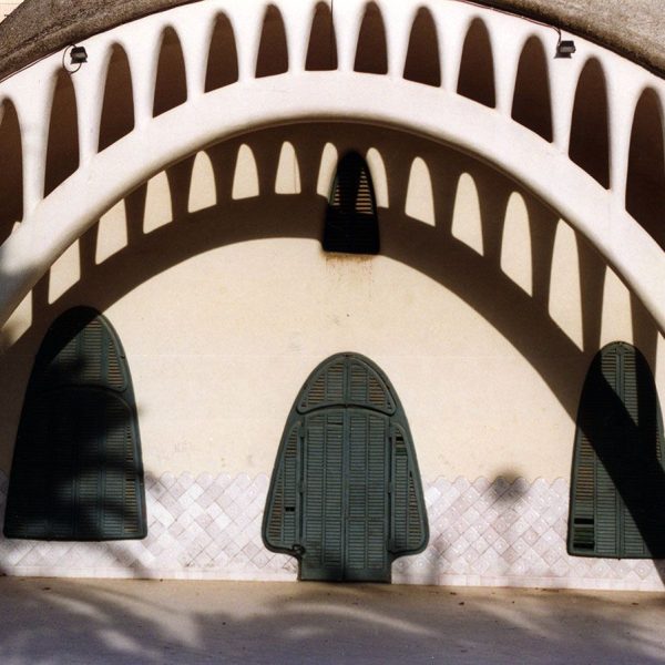 Terrassa.- Masia Freixa d’estil modernista dels anys 1907-14 de l’arquitecte Lluís Moncunill – Porxos dels laterals de les façanes formats per arcs parabòlics (3/2004)