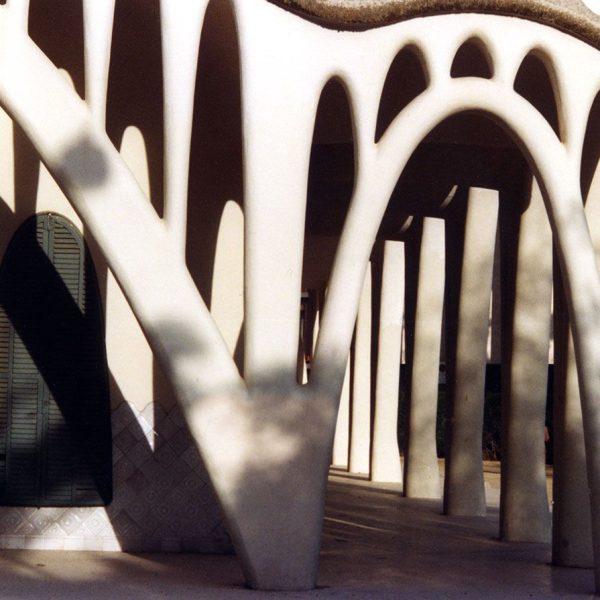 Terrassa.- Masia Freixa d’estil modernista dels anys 1907-14 de l’arquitecte Lluís Moncunill – Porxos dels laterals de les façanes formats per arcs parabòlics (3/2004)
