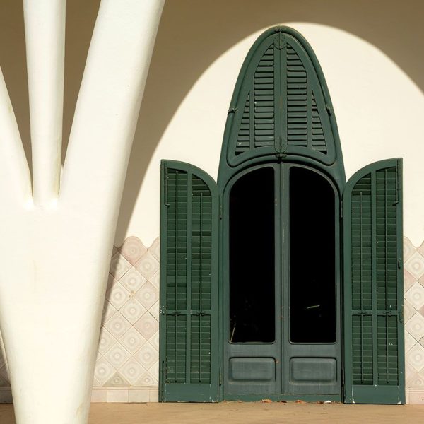 Terrassa.- Masia Freixa d’estil modernista dels anys 1907-14 de l’arquitecte Lluís Moncunill – Porxos dels laterals de les façanes formats per arcs parabòlics (11/2018)