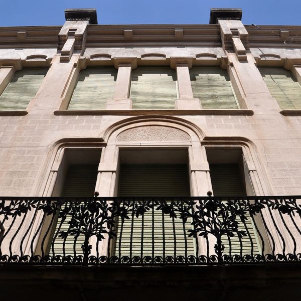 Terrassa.- Casa Alegre de Sagrera d’estil neoclàssic/modernista de l’any 1910 – Cos central amb balcons de ferro forjat i al segon pis finestrals triforats (5/2013)