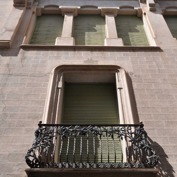 Terrassa.- Casa Alegre de Sagrera d’estil neoclàssic/modernista de l’any 1910 – Cos central amb balcons de ferro forjat i al segon pis finestrals triforats (5/2013)