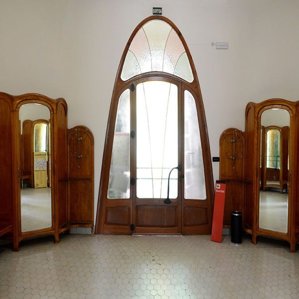 Terrassa.- Masia Freixa d’estil modernista dels anys 1907-14 de l’arquitecte Lluís Moncunill – Vestíbul de l’entrada decorat amb mobiliari modernista (11/2018)