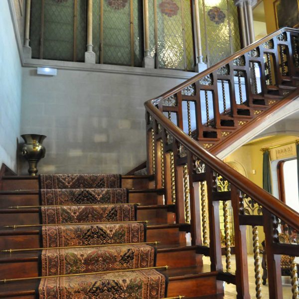 Terrassa.- Casa Alegre de Sagrera d’estil neoclàssic/modernista de l’any 1910 – Escala noble decorada amb pintures de Joaquin Vancells (10/2012)