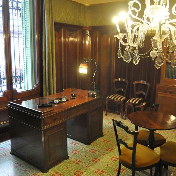 Terrassa.- Casa Alegre de Sagrera d’estil neoclàssic/modernista de l’any 1910 – Exemples d’estances privades de la casa (10/2012)