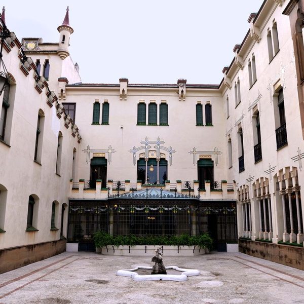 Terrassa.- Casa Alegre de Sagrera d’estil neoclàssic/modernista de l’any 1910 – Pati interior amb la galeria modernista al fons (10/2012)