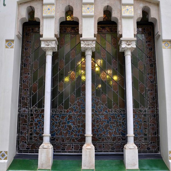 Terrassa.- Casa Alegre de Sagrera d’estil neoclàssic/modernista de l’any 1910 – Finestra modernista decorada amb vitralls de colors que dona al pati (10/2012)