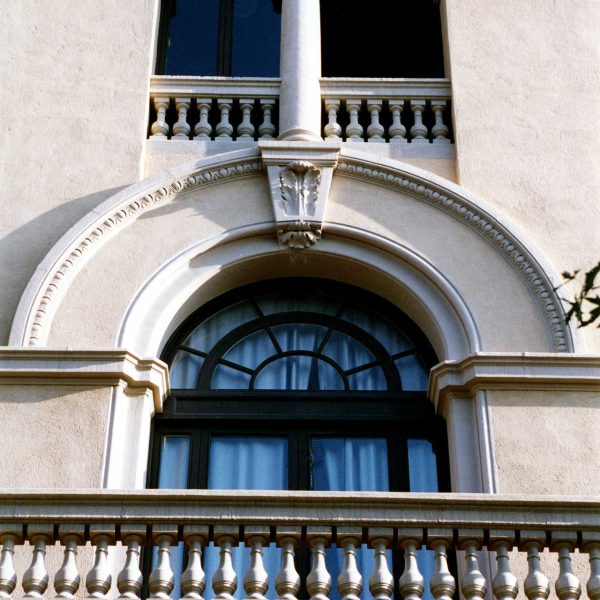 Terrassa.- Gran Casino d’estil eclèctic del 1920 – Finestra del balcó del primer pis d’arc de punt rodó que sosté una columna que divideix la finestra del segon pis (8/2005)