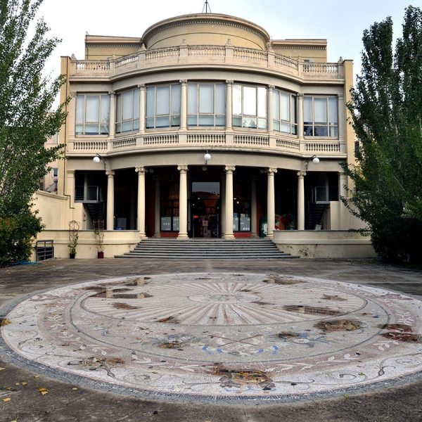 Terrassa.- Gran Casino d’estil eclèctic del 1920 – Façana posterior amb semicercle sostinguda per columnes vista des de l’antiga pista de ball decorat amb un mosaic (10/2012)