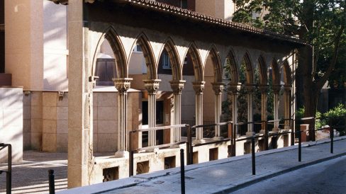 Terrassa.- Claustre del Monestir de Sant Pere de les Puel·les de Barcelona destruït l’any 1873 que estava als jardins de la Casa Alegre de Sagrera de Terrassa (8/2005)