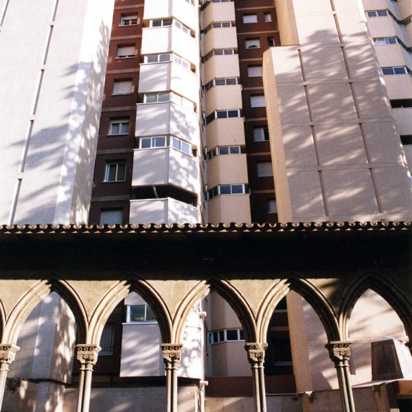 Terrassa.- Fragment de deu arcs d’un total de vint-i-cinc del Claustre del Monestir de Sant Pere de les Puel·les de Barcelona destruït l’any 1873 (8/2005)