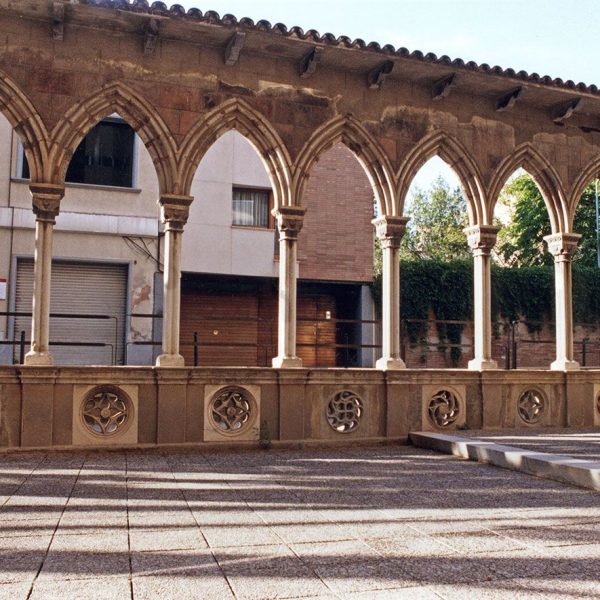 Terrassa.- Fragment de 10 arcs del claustre del Monestir de Sant Pere de les Puel·les de Barcelona sostingut per columnes quadrilobulades (8/2005)