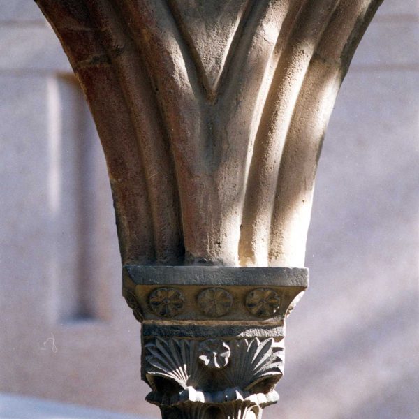 Terrassa.- Fragment de claustre de Sant Pere de les Puel·les de Barcelona – Una de les arcades sobre columnes quadrilobulades i capitells amb motius florals (8/2005)