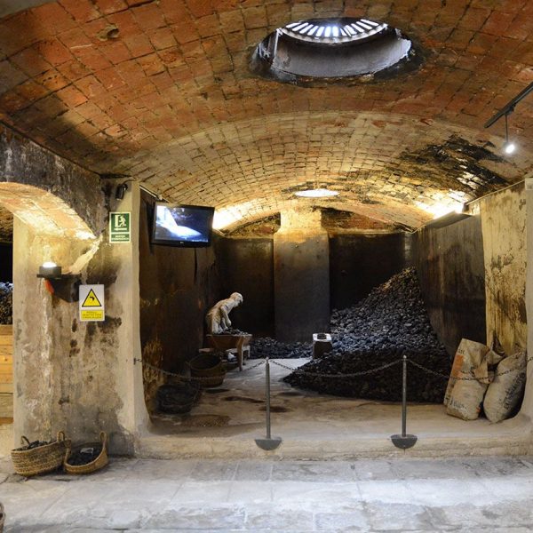 Terrassa.- Museu de la Ciència i de la Tècnica de Catalunya – Carboneres de la fàbrica tèxtil. S’arribaven a consumir 12.000 Kgs. diaris (11/2018)