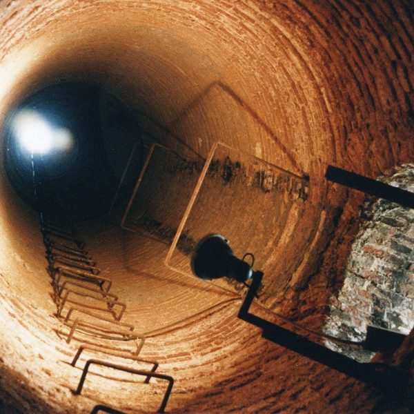 Terrassa.- Museu de la Ciència i de la Tècnica de Catalunya – Interior de la xemeneia de la caldera de 42 Mts. d’alçada (6/1997)