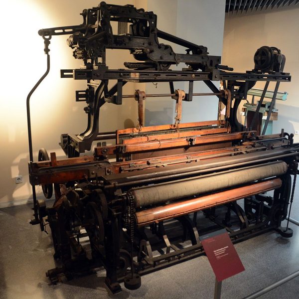 Terrassa.- Museu Tèxtil inaugurat l’any 1970 – Llançadora mecànica del S. XX procedent de la Casa de la Caritat de Barcelona (10/2018)