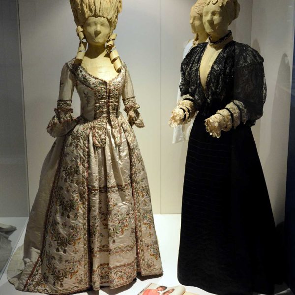 Terrassa.- Museu Tèxtil inaugurat l’any 1970 – Moda del S. XIX (10/2018)