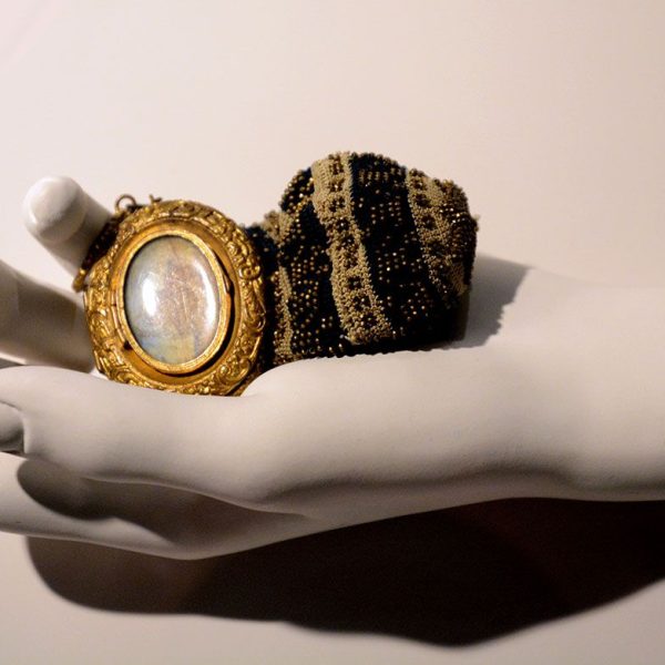 Terrassa.- Museu Tèxtil inaugurat l’any 1970 – Secreter de seda i granallura metàl·lica, S. XVIII (11/2018)