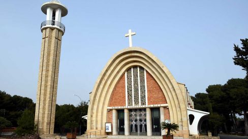 Tarragona.- Santuari Nostra Senyora de Loreto, S. XX construïda amb arcs parabòlics i campanar exempt de 26 Mts. obrint-se en alçada (12/2020)