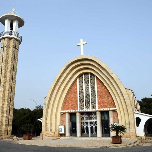 Tarragona.- Santuari Nostra Senyora de Loreto, S. XX construïda amb arcs parabòlics i campanar exempt de 26 Mts. obrint-se en alçada (12/2020)