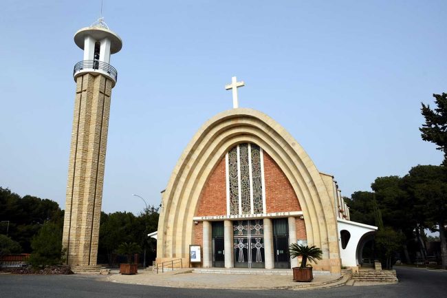 Tarragona.- Santuari Nostra Senyora de Loreto, S. XX construïda amb arcs parabòlics i campanar exempt de 26 Mts. obrint-se en alçada (12/2020)