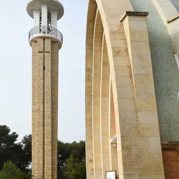 Tarragona.- Santuari Nostra Senyora de Loreto, S. XX construïda amb arcs parabòlics i campanar exempt de 26 Mts. obrint-se en alçada (12/2020)