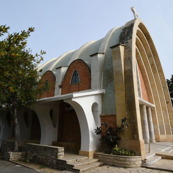 Tarragona.- Santuari Nostra Senyora de Loreto, S. XX - Vista lateral amb bancs adossats al mur protegits per un porxo que es troben als dos costats de l’edifici (12/2020)